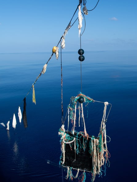 El barco Arctic Sunrise de Greenpeace recupera un dispositivo de agregación de peces en el Océano Índico.