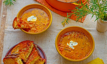 Receta de sopa de lentejas y tostadas kashar de Sertaç Dirik, estilo de comida y accesorios: Polly Webb-Wilson.