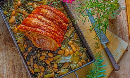 Paletilla de cerdo guisada, verduras y frijoles mantecosos Receta de Georgina Hayden.  Estilo de comida y accesorios: Polly Webb-Wilson.