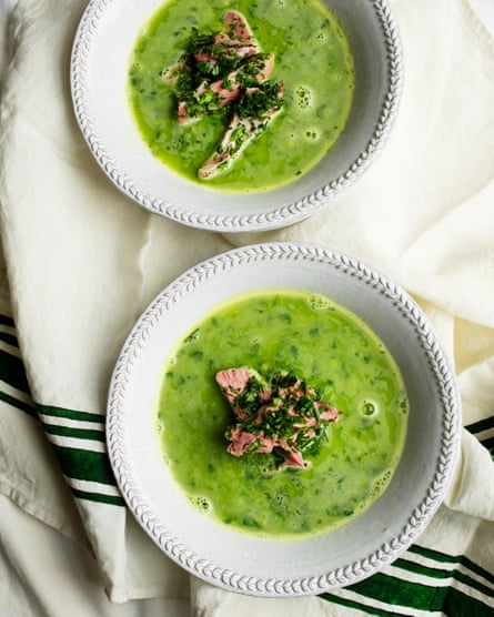 “Las notas verdes brillantes de la sopa de guisantes nos llenan de esperanza para la nueva temporada”: sopa de guisantes con codillo de cerdo y hierbas.