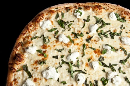 Pizza blanca con cuatro quesos.