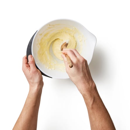 Pasteles de hadas de Felicity Cloake 04a Batir la mantequilla, luego incorporar el azúcar y luego el huevo