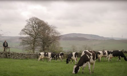 El anuncio de televisión de Arla para la leche Cravendale presenta a los granjeros cantando 