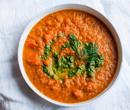 Una sopa de zanahorias, sazonada con un pesto hecho con sus puntas plumosas.