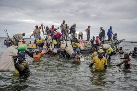Pescadores artesanales en Gazi Bay, Kenia, descargan su última pesca 