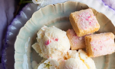 Favorito del verano: el helado de suero de leche, servido con un pan dulce de azúcar rosa.