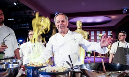 El chef Wolfgang Puck cocina en la fiesta posterior a los Oscar