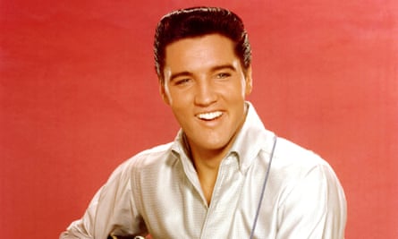 Elvis Presley, músico de rock and roll, toca una guitarra acústica (Foto de Michael Ochs Archives/Getty Images)