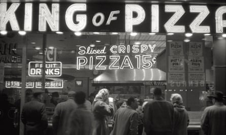 una foto en blanco y negro muestra una pizzería llamada King of Pizza