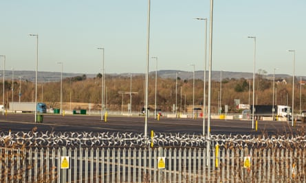 La instalación fronteriza de Sevington, cuya construcción costó £ 100 millones y fue diseñada para acomodar 1.700 vehículos pesados, está prácticamente vacía después de los giros en U.