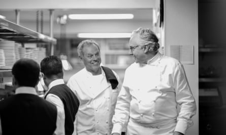 Fotografía en blanco y negro de Wolfgang Puck y Alain Ducasse en la cocina