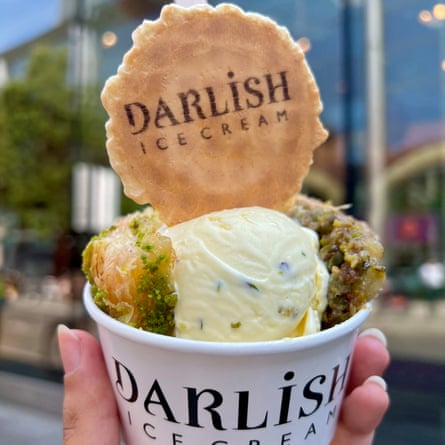 Sándwich de helado Baklava de pistacho en Darlish Ice Cream.