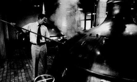 Fritz Maytag usa un cucharón de mango largo para verificar la cerveza Anchor Steam en una de las grandes tinas de cobre en su cervecería de San Francisco, el 4 de febrero de 1986.